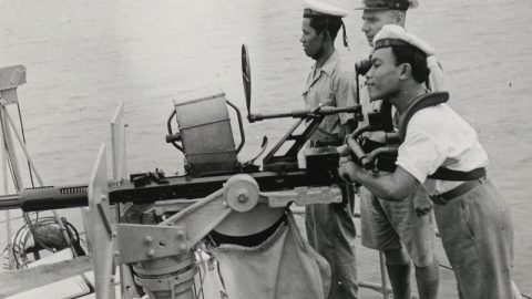 Schietoefeningen door de Gouvernementsmarine op zee onder leiding van een sergeant